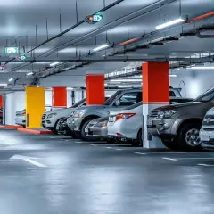 Rząd samochodów na prywatnym parkingu. Uważaj, by nie dostać mandatu za złe parkowanie.