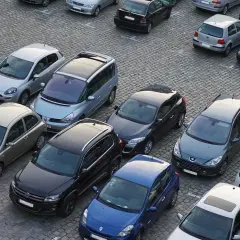 Wiele samochodów na parkingu. Zastanawiasz się, czy płacić wezwanie do zapłaty za parking?
