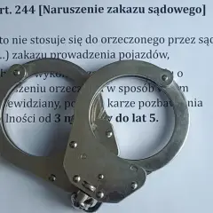 Kajdanki na dokumencie o naruszeniu zakazu sądowego prowadzenia pojazdów. Grozi za to kara pozbawienia wolności do lat 5.