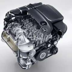 Nowoczesny silnik Mercedes-Benz, przykład jednych z najlepszych silników samochodowych, z turbosprężarką i elementami układu wydechowego.