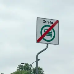 Koniec strefy czystego transportu. Znak informuje o zakończeniu obszaru, gdzie obowiązują ograniczenia dla pojazdów.