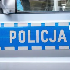 Policjant przy radiowozie z napisem POLICJA. Czyżby nowe mandaty?