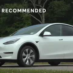 Biała Tesla Model Y, polecana przez CR, to nowoczesny samochód elektryczny, który zachwyca designem i osiągami.