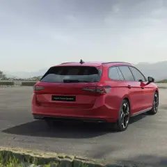 Czerwone, niezawodne kombi Superb Combi Sportline na tle górskiego krajobrazu.