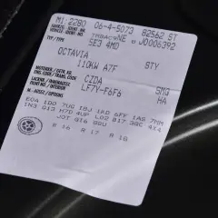 Naklejka z danymi Skody Octavii. Znajdziesz tu informacje o silniku (CZDA), lakierze (LF7Y-F6F6) i wyposażeniu. To pomoże Ci sprawdzić rozrząd po numerze VIN.