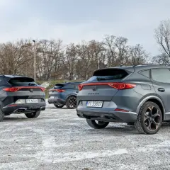 Trzy Cupra Formentor na zimowym parkingu. Zastanawiasz się nad spalaniem? Te SUV-y oferują sportowe wrażenia.