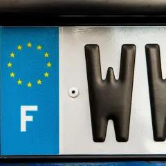 Francuska tablica rejestracyjna z symbolem UE i literą F. Dowiedz się, jak sprawdzić auto po numerze rejestracyjnym.