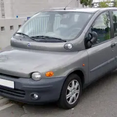 Szary Fiat Multipla, często uznawany za najbrzydsze auto na świecie, z charakterystycznym przodem i nietypowym kształtem.