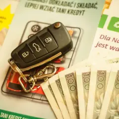 Kluczyk do auta i polskie banknoty. Niskie oprocentowanie kredytu samochodowego to klucz do zakupu wymarzonego pojazdu.