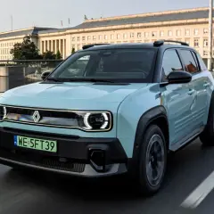 Jasnoniebieski samochód elektryczny Renault 4 na drodze. Dofinansowanie do elektryków może pomóc w zakupie tego ekologicznego pojazdu.