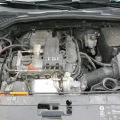 Silnik TSI w samochodzie, pełen przewodów i elementów. Tsi co to znaczy? To skrót od Turbocharged Stratified Injection, czyli turbodoładowana wtryskowa.