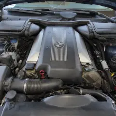 Silnik BMW V8, symbol niezniszczalne silniki diesla. Potężna jednostka napędowa gotowa do pracy.