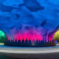 Kolorowy, najdłuższy tunel w Europie z sylwetkami ludzi na ścianie.