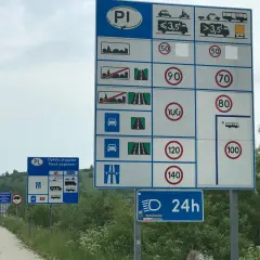 Znaki drogowe w Polsce informują, o ile można przekroczyć prędkość w zależności od typu pojazdu i drogi.