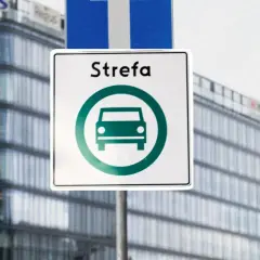 Znak informuje o wjeździe do strefy czystego transportu w Warszawie.