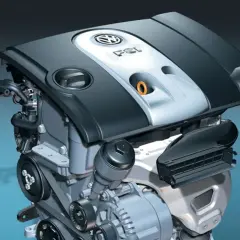 Silnik FSI Volkswagena, z widocznym logo i oznaczeniem FSI na pokrywie.