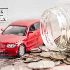 Czerwony samochodzik i słoik z monetami symbolizują, kiedy 75 kosztów samochodu staje się realne.