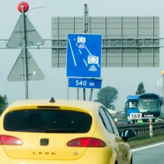 Znak D51a informuje o odcinku z odcinkowym pomiarem prędkości, który zaczyna się za 540 metrów.