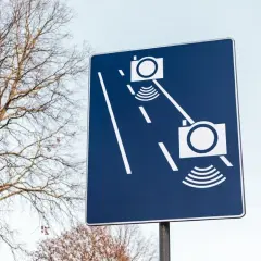 Znak drogowy informujący o odcinku z fotoradarami na S8. Uważaj na kamery rejestrujące prędkość.