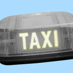 Światło taxi z napisem "TAXI" w kolorze żółtym. Kupiłem auto po taxi, teraz będzie służyć do innych celów.