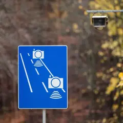 Znak informuje o odcinkowym pomiarze prędkości na A4. Uważaj na kamery rejestrujące jazdę.