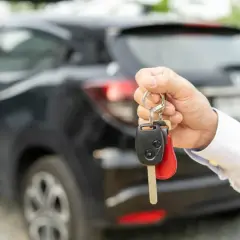 Kluczyki do samochodu po leasingu w dłoni. Nowy właściciel odbiera auto.