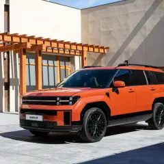 Pomarańczowy, tani SUV z dużym bagażnikiem, idealny na rodzinne wycieczki. Stylowy design i przestronne wnętrze.