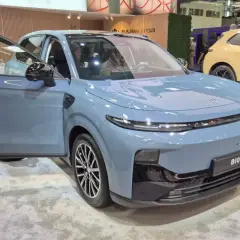 Niebieski samochód elektryczny z otwartymi drzwiami, idealny do miasta. Model B10 prezentowany na targach.