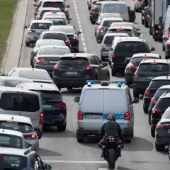 Korki na drodze ekspresowej. Policja próbuje opanować chaos, a motocyklista przeciska się między samochodami.