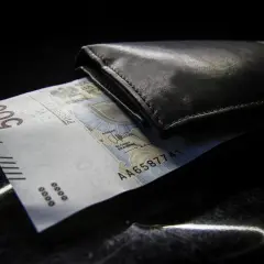 Czarny portfel z banknotem 500 zł. Zastanawiasz się nad opłatami dodatkowymi w leasingu a VAT?