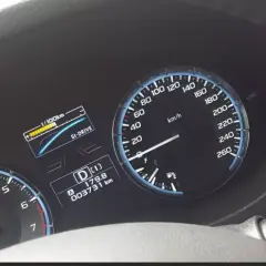 Na desce rozdzielczej widać prędkościomierz, obrotomierz i wskaźnik paliwa. Przebieg 3731 km sugeruje, że limit kilometrów w leasingu jest jeszcze daleko.