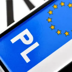 Zbliżenie na polskie tablice rejestracyjne, w tym te używane w leasingu, z symbolem Unii Europejskiej.