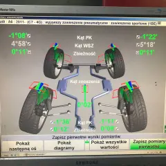 Zły kąt pochylenia koła objawy: na ekranie widoczny pomiar geometrii zawieszenia Audi A6, wskazujący nieprawidłowe wartości kątów.