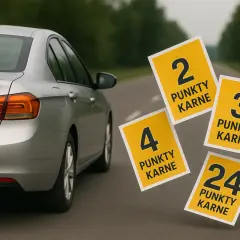 Srebrny samochód na drodze, obok unoszą się żółte kartki z liczbami punktów karnych: 2, 3, 4 i 24.
