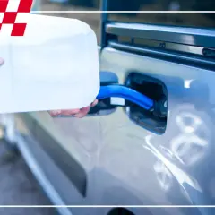 Osoba uzupełnia płyn AdBlue w samochodzie. To rozwiązanie pomaga zmniejszyć emisję szkodliwych tlenków azotu.
