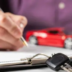 Podpisanie umowy leasingowej. Ryczałt a leasing – wybór optymalnego rozwiązania dla Twojej firmy. Kluczyki do nowego auta.