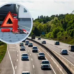 Trójkąt ostrzegawczy, gaśnica i kable rozruchowe to podstawa, co trzeba mieć w aucie w Czechach.