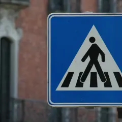 Znak przejścia dla pieszych. Oby nigdy nie doszło do sytuacji, gdy dziewczynka potrącona na pasach będzie musiała być ratowana.