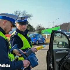 Policjanci z Lubuskiej Policji kontrolują prędkość. Kierowca niebieskiego Volkswagena może się martwić, kiedy zabierają prawo jazdy.