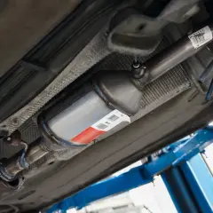 Podwozie auta z widocznym elementem układu wydechowego, który może być DPF. Sprawdź, jak sprawdzić czy auto ma DPF.