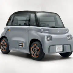 Szary Citroen Ami podłączony do ładowania. Ten elektryczny pojazd miejski oferuje praktyczny zasięg na co dzień.