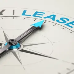 Kompas finansowy wskazuje na "LEASE". Strzałka symbolizuje decyzję o wypowiedzeniu umowy leasingu ze skutkiem natychmiastowym.