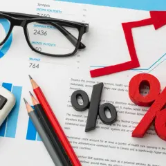 Kalkulator, okulary i wykresy finansowe. Analiza wydatków i dochodów, kluczowa dla leasing 101 procent.