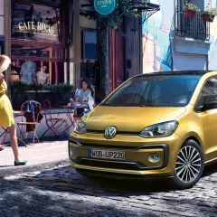 Złoty Volkswagen Up! – idealne pierwsze auto dla dziewczyny. Stylowy, miejski, gotowy na przygody.