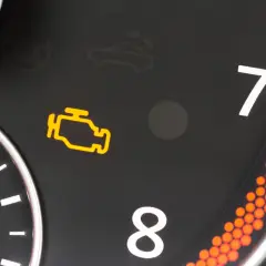 Żółta kontrolka silnika świeci się, a auto nie przyspiesza. Coś jest nie tak, gdy wciskam gaz a auto nie przyspiesza.