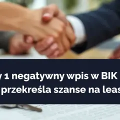 Dwie osoby ściskają sobie dłonie nad dokumentami. Czy leasing jest widoczny w BIK? Pytanie o negatywny wpis w BIK i jego wpływ na leasing.