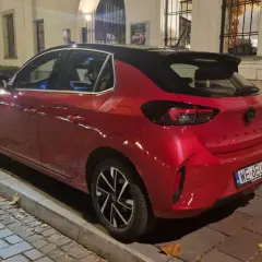 Czerwona Corsa na parkingu. Czy zawieszenie działalności a leasing to dobry pomysł na zakończenie umowy?