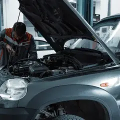 Mechanik sprawdza silnik auta po sprowadzeniu z Niemiec.