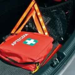 Czerwona apteczka i trójkąt ostrzegawczy w bagażniku. Czy apteczka jest obowiązkowa? Zawsze warto ją mieć!