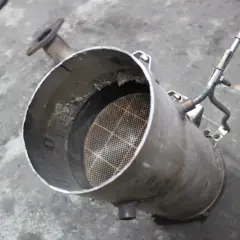 Filtr cząstek stałych, czyli DPF, z widocznym w środku ceramicznym wkładem o strukturze plastra miodu.